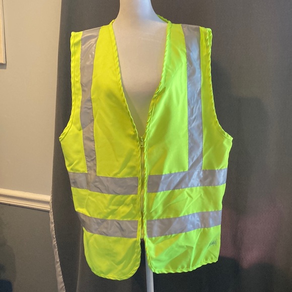 Berne Other - NWOT SAFETY REGULATION VEST. NEVER WORN CLASS 2, LEVEL 2 BERNE SZ LR